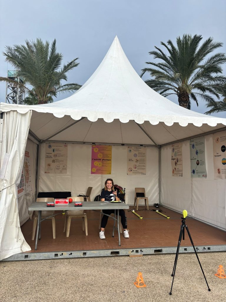 Stand du laboratoire J-AP2S sous un chapiteau au Village des Sciences de La Seyne-sur-Mer