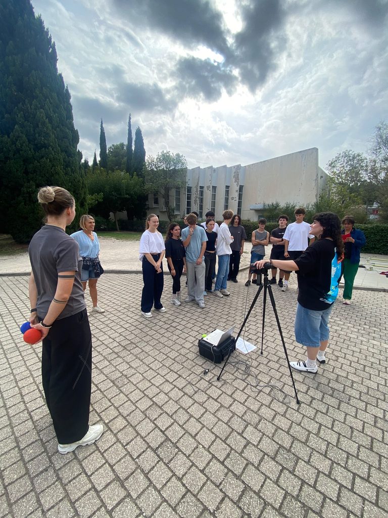 Groupe de lycéens à l'extérieur lors de la visite du laboratoire J-AP2S, Cordées de la réussite